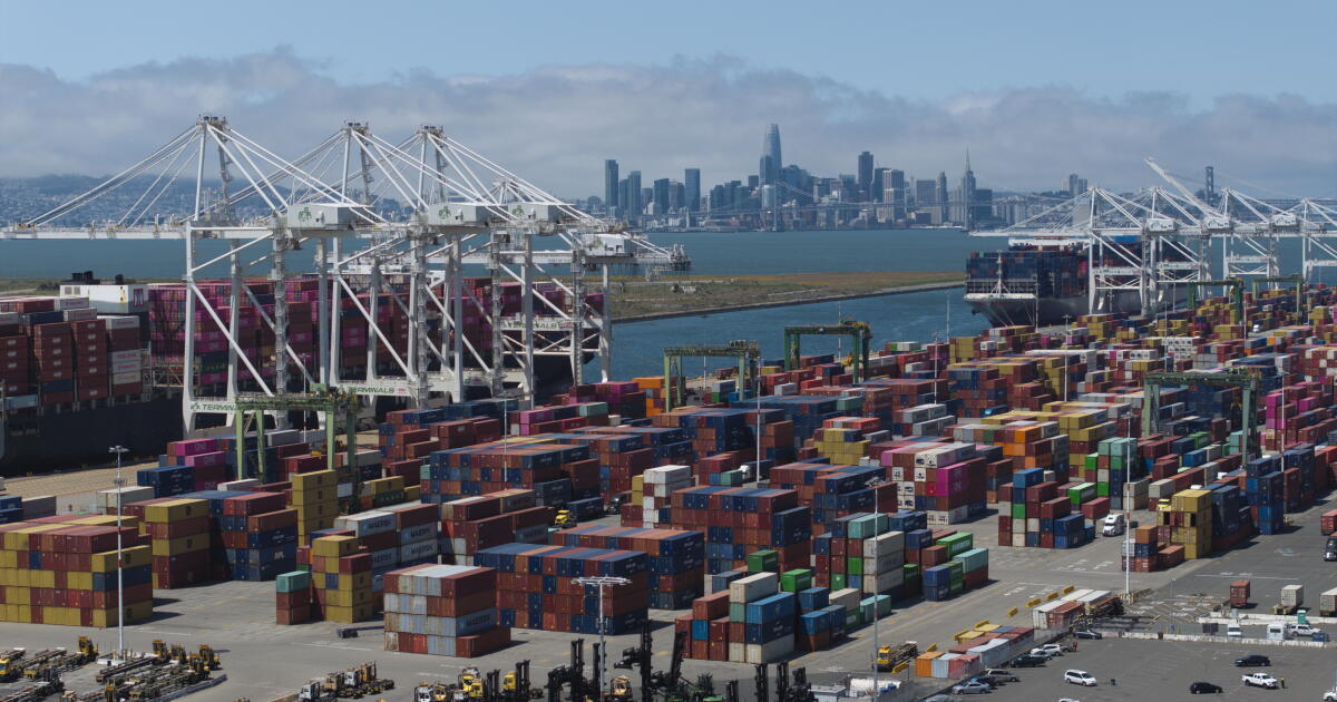 Trump-backed Oakland coal terminal to use open storage, report shows