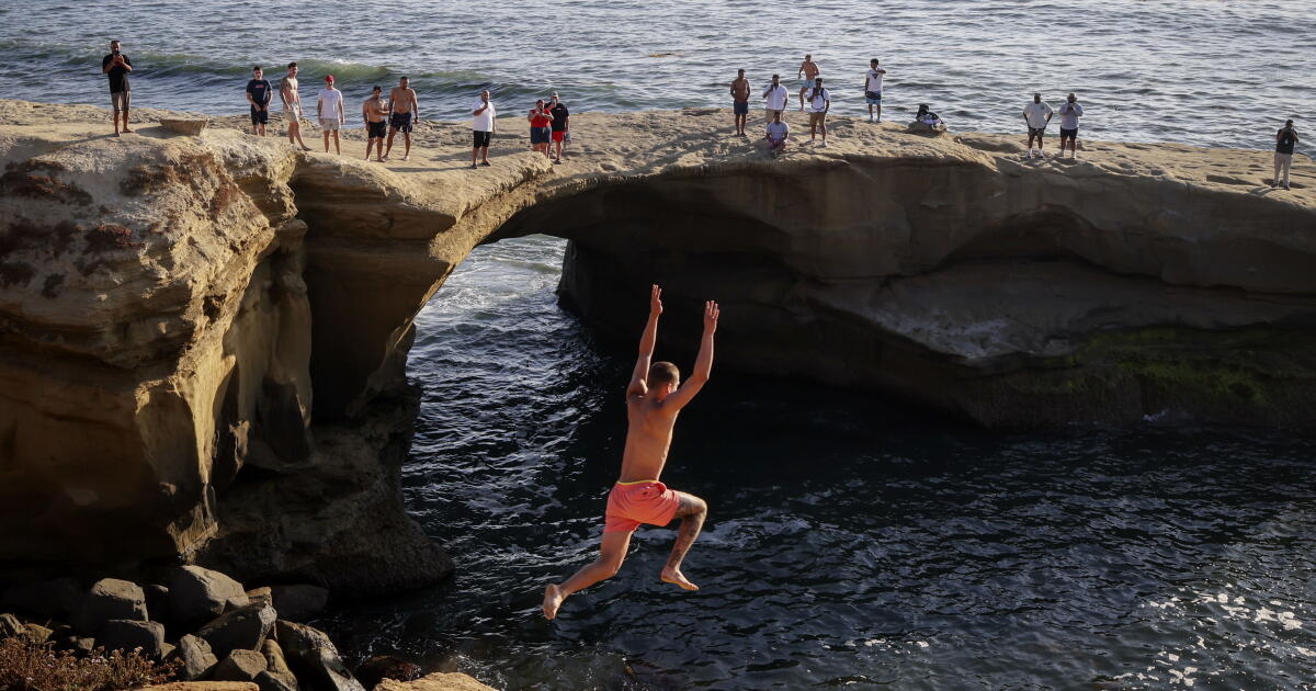 Youngsters flock to jump from the cliffs despite serious injury