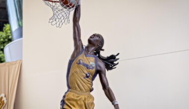 Sparks deliver a win after Lisa Leslie's statue is unveiled