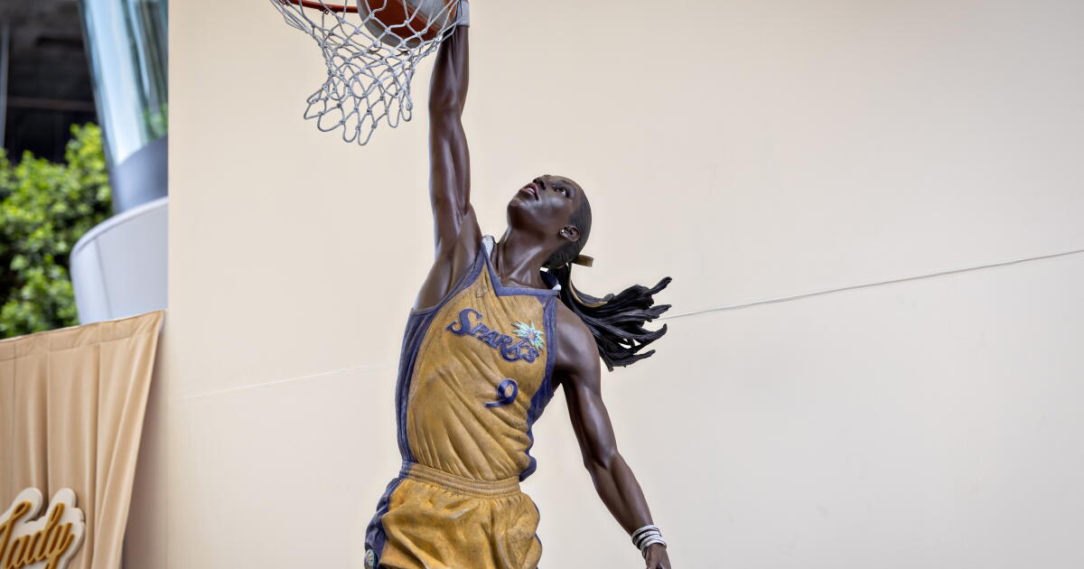 Sparks deliver a win after Lisa Leslie's statue is unveiled
