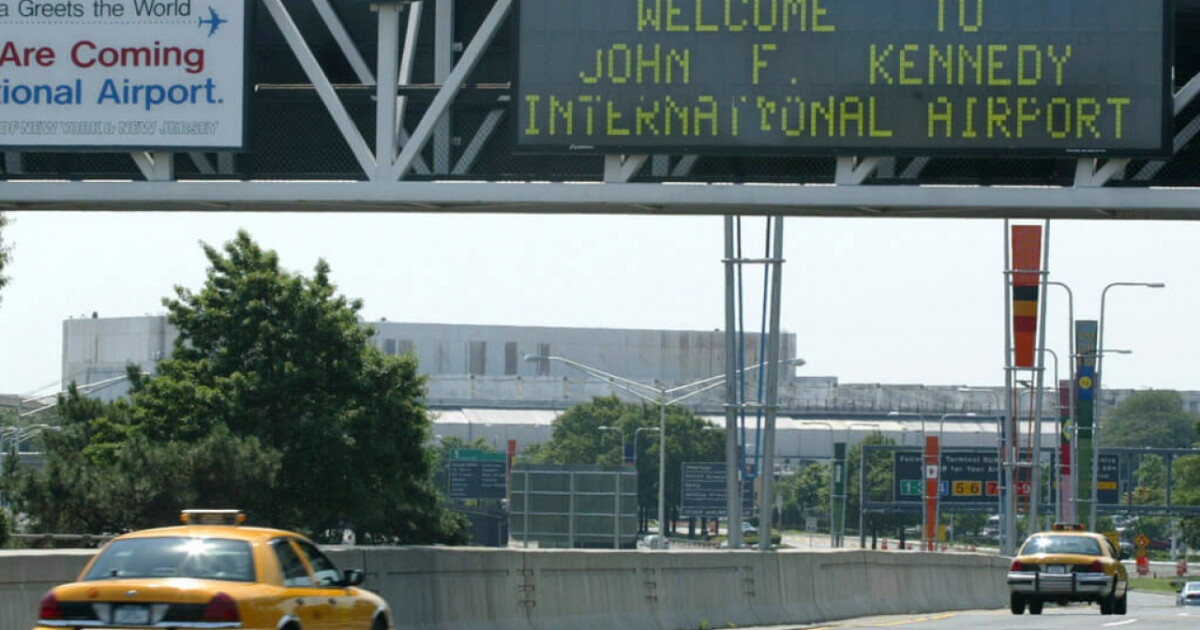 Flights briefly disrupted across US Northeast because of technical problems