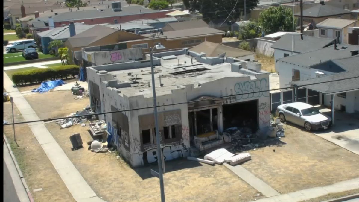 Westmont neighbors concerned by activity at abandoned home – NBC Los Angeles