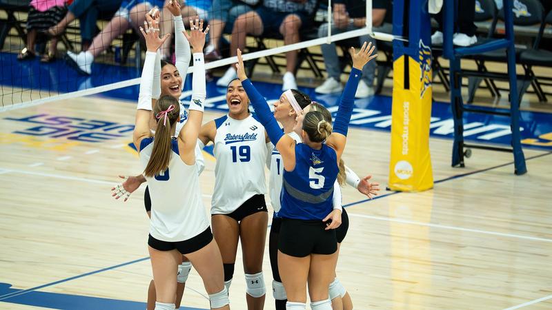 Volleyball Sweeps Fullerton in Big West Home Opener