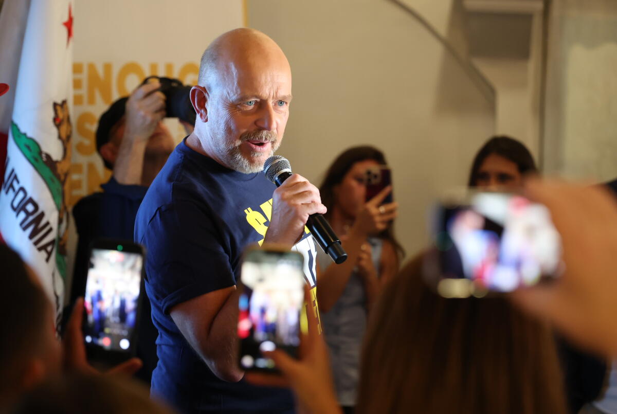 Steve Hilton visits patrons at Victorio's Ristorante in North Hollywood