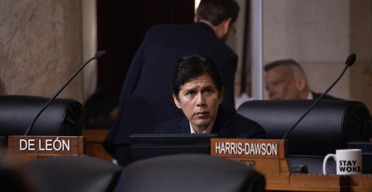  Los Angeles City Councilmember Kevin de León returned to council chambers after a two-month absence. 