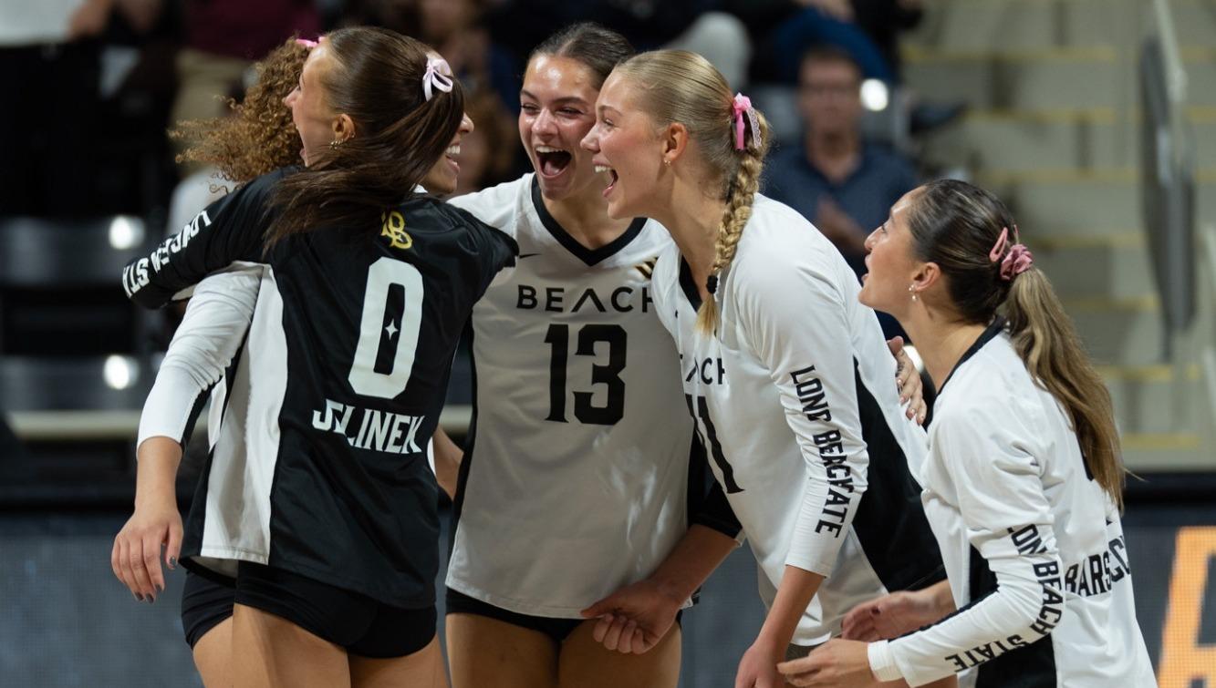 Women’s Volleyball Takes Down UC Santa Barbara In Four Sets