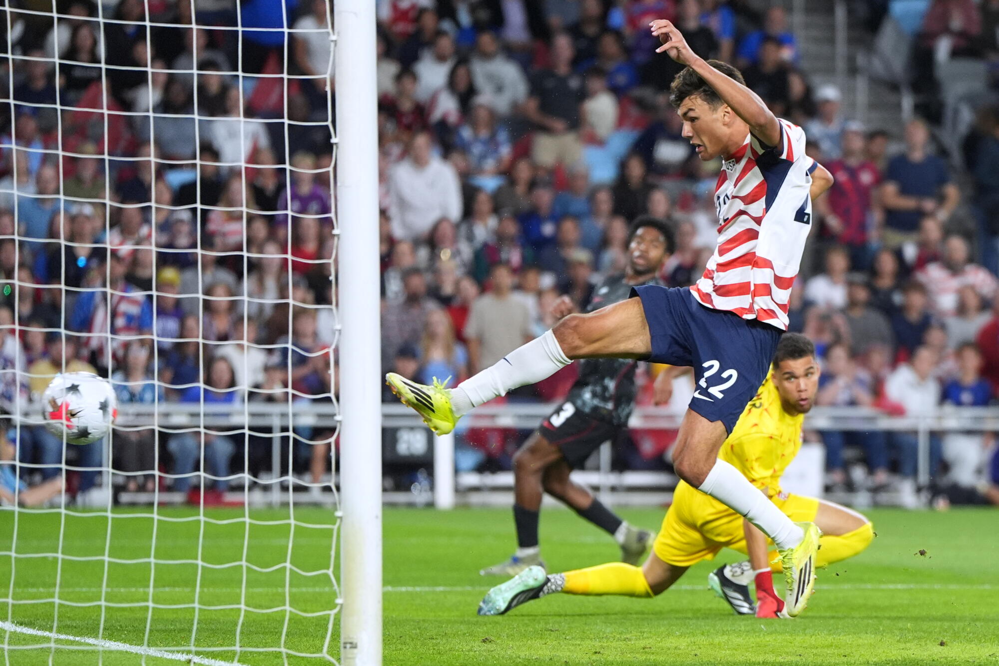 United States' Justin Ellis (22) scores a goal