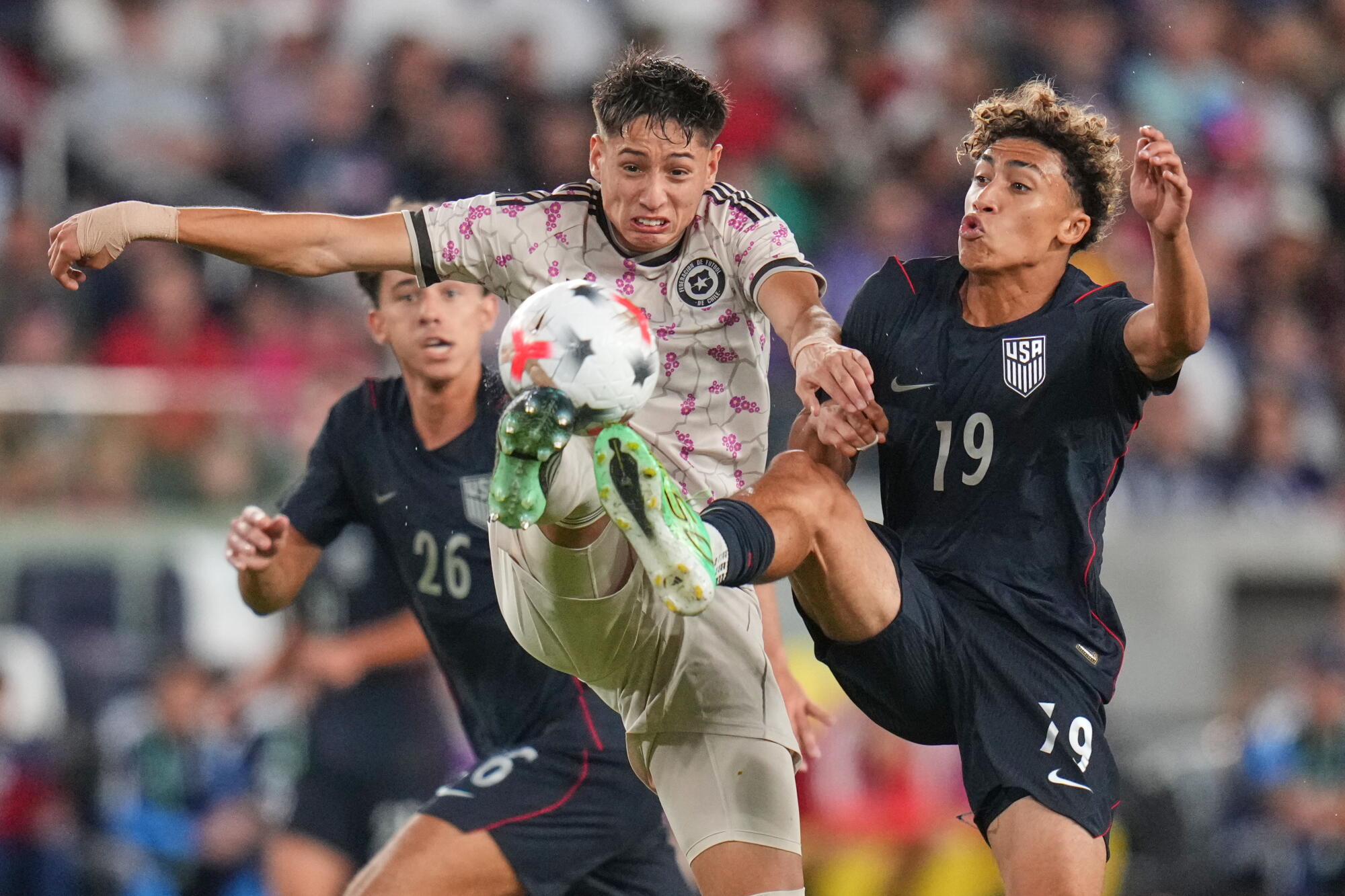 Chile's Iván Román and the United States' Julian Hall stretch to kick the ball during a friendly on Sept. 29. 