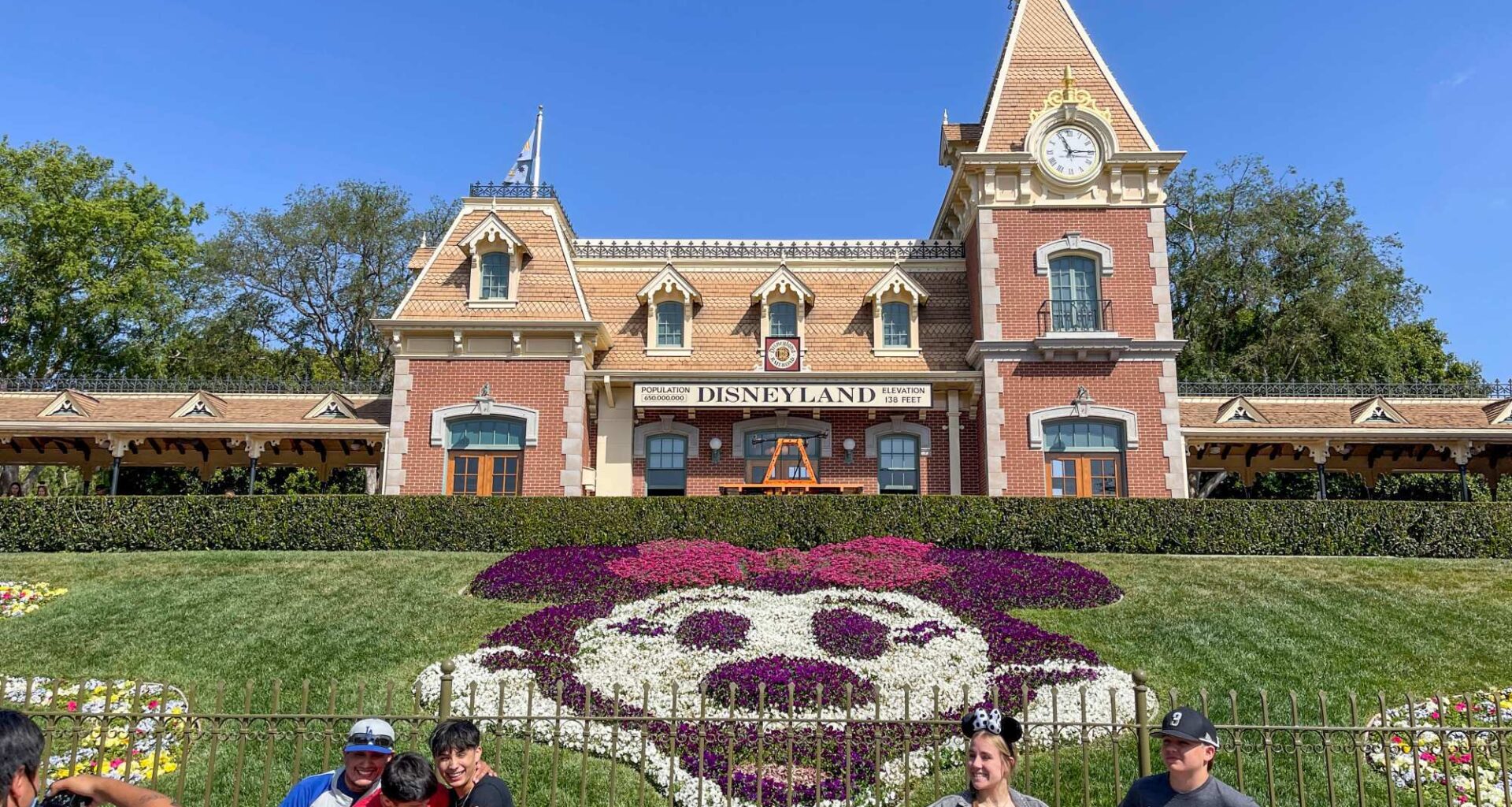 Suspicious bags outside Disneyland disrupt park visitors seeking to exit – San Bernardino Sun