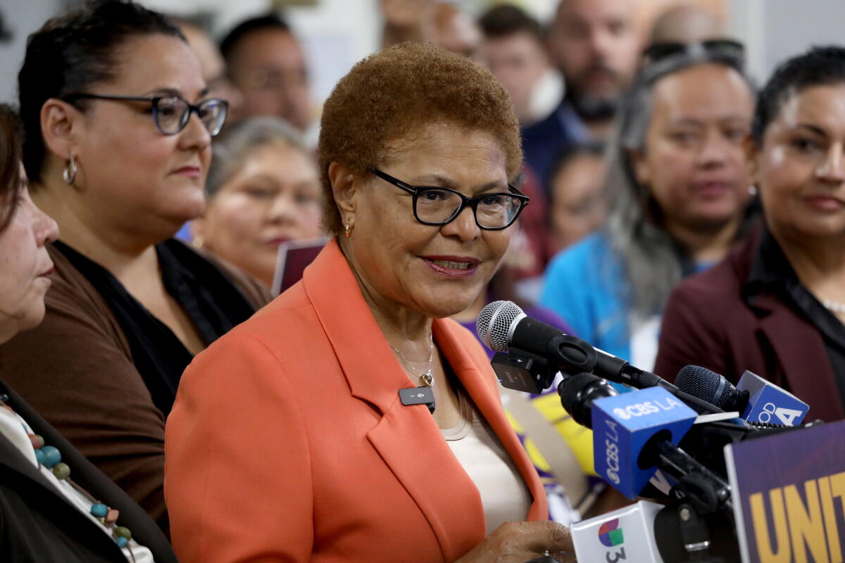  L.A. mayor Karen Bass