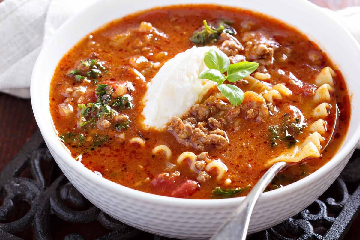 Lasagne soup with ground beef, tomato and cheese