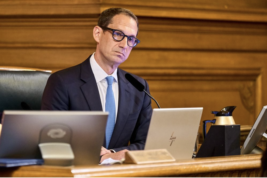 The city's a mess. The supes don't want to question the mayor