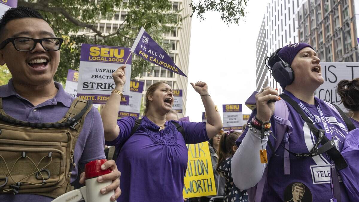 Photos: CA state workers strike Sacramento during SEIU strike