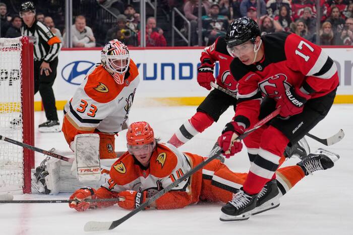 Gritsyuk and Hischier score in 1st period in the Devils' 4-1 victory over the Ducks