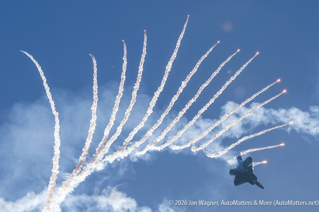 United States Air Force F-22 Demo with chaff(Jan Wagner)