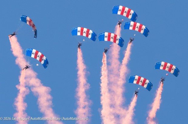 Royal Air Force Falcons Parachute Display Team(Jan Wagner)