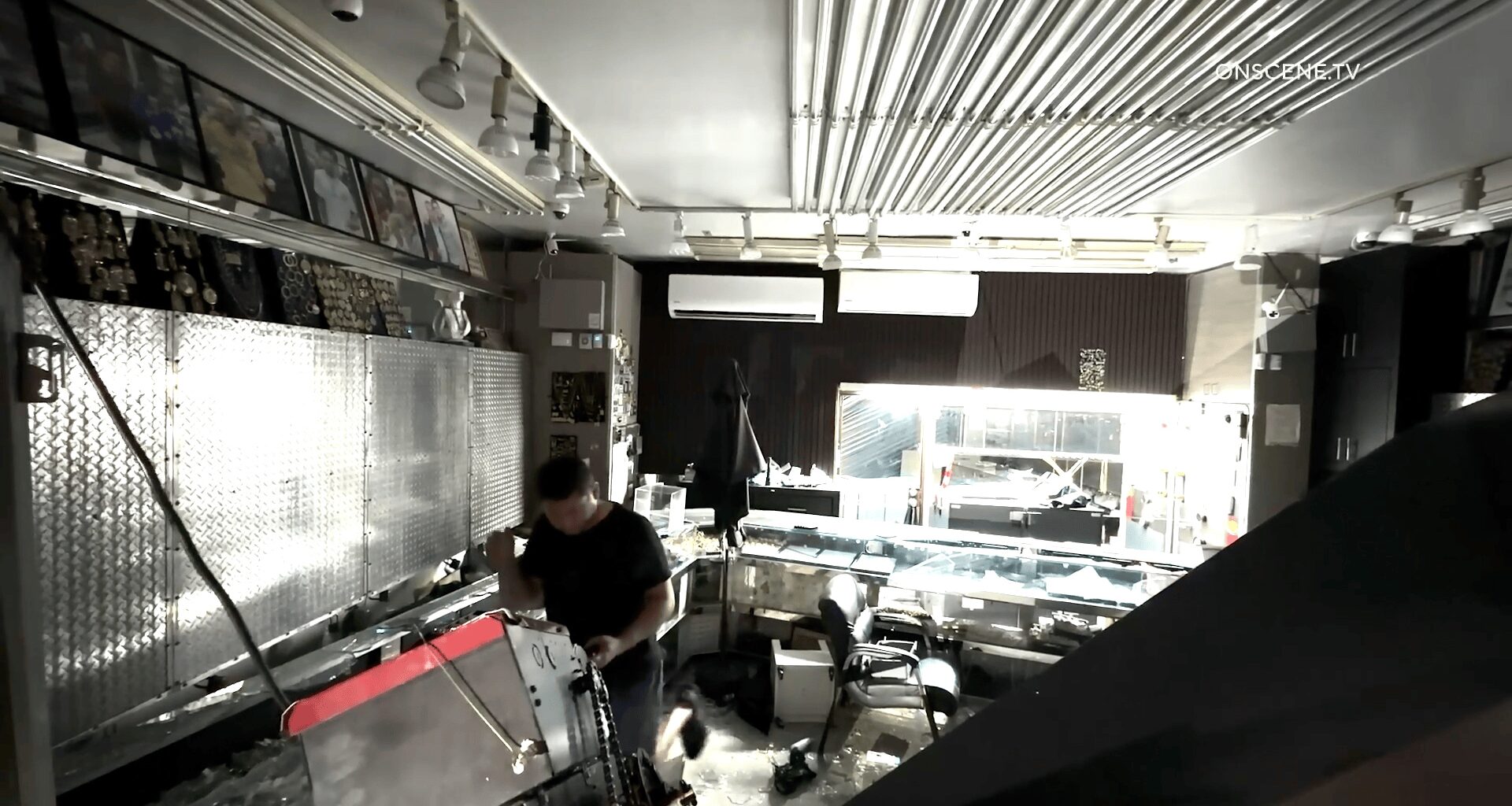 Thieves Use Van To Smash Into Downtown LA Jewelry Store – ONSCENE.TV