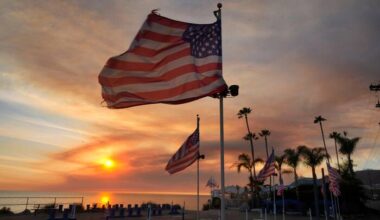 Hot weather and winds raise California wildfire threat as power shutoffs start