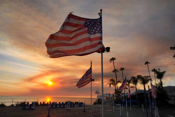 Hot weather and winds raise California wildfire threat as power shutoffs start