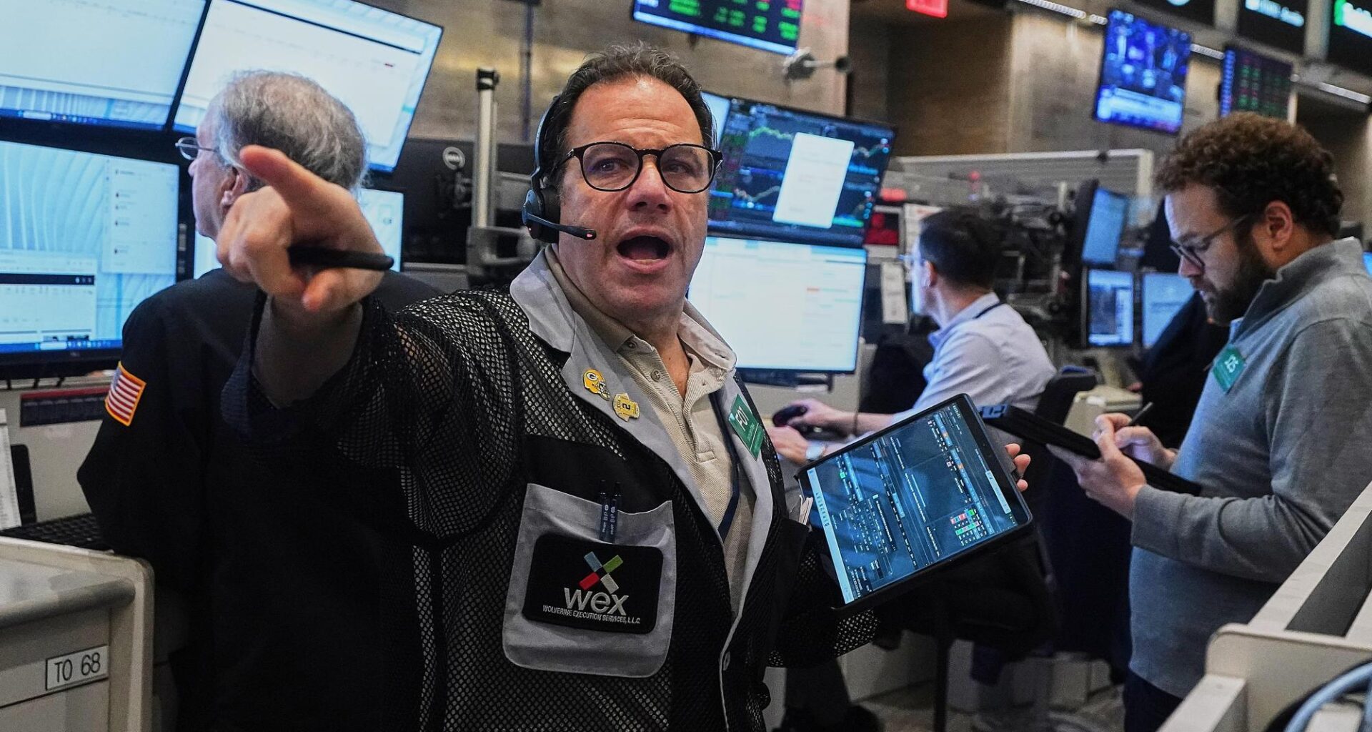 Wall Street loses ground under pressure from rising oil prices, more swings for Big Tech stocks