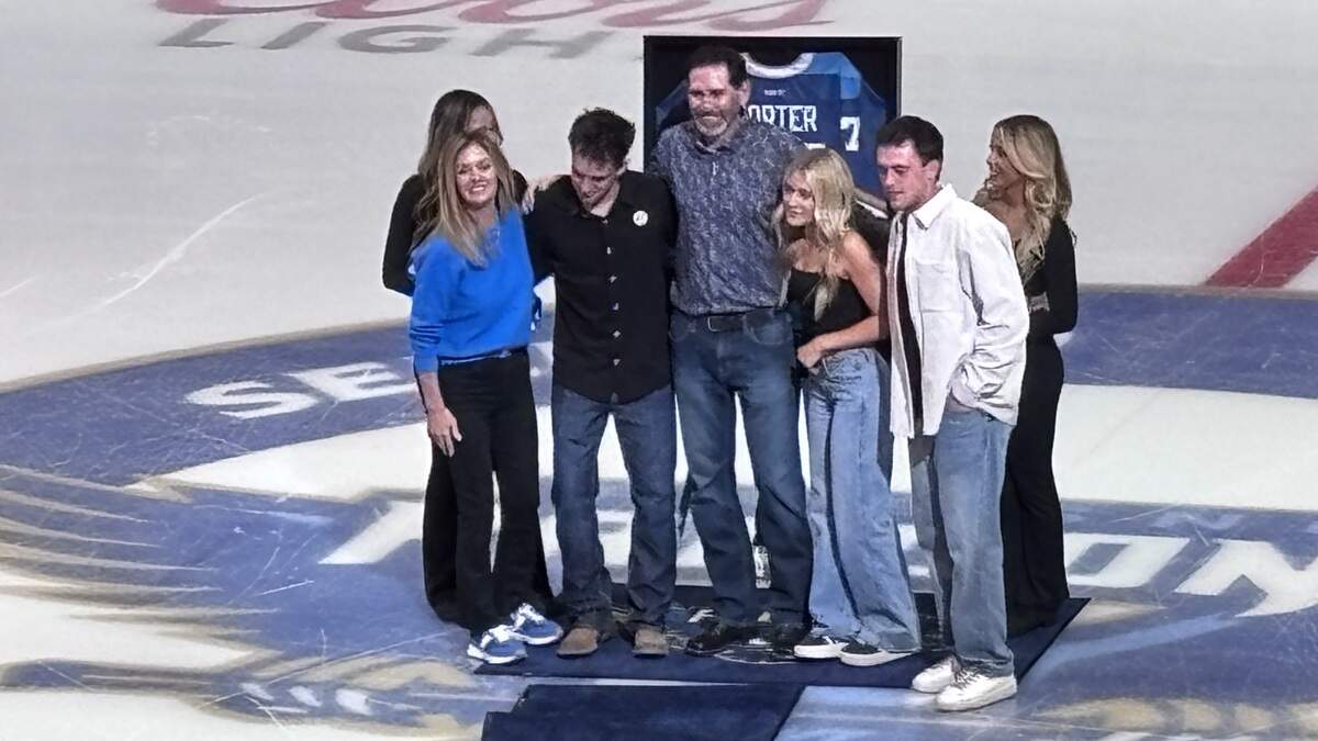 Falcons celebrate 2002 Taylor Cup hero with jersey retirement