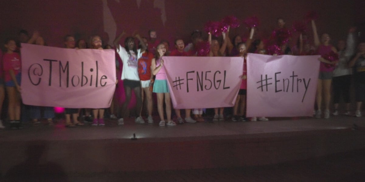 Flash mob turns downtown Long Beach pink for Friday Night 5G Lights competition