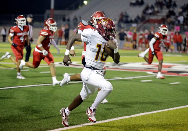 Wilson's Jemel Grigsby (10) races down the field as the Bruins take on Lakewood in Lakewood, CA, on Thursday, Oct. 30, 2025. (Photo by Tracey Roman, Contributing Photographer)