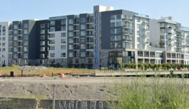 Waterfront Oakland apartment complex is foreclosed as market wobbles