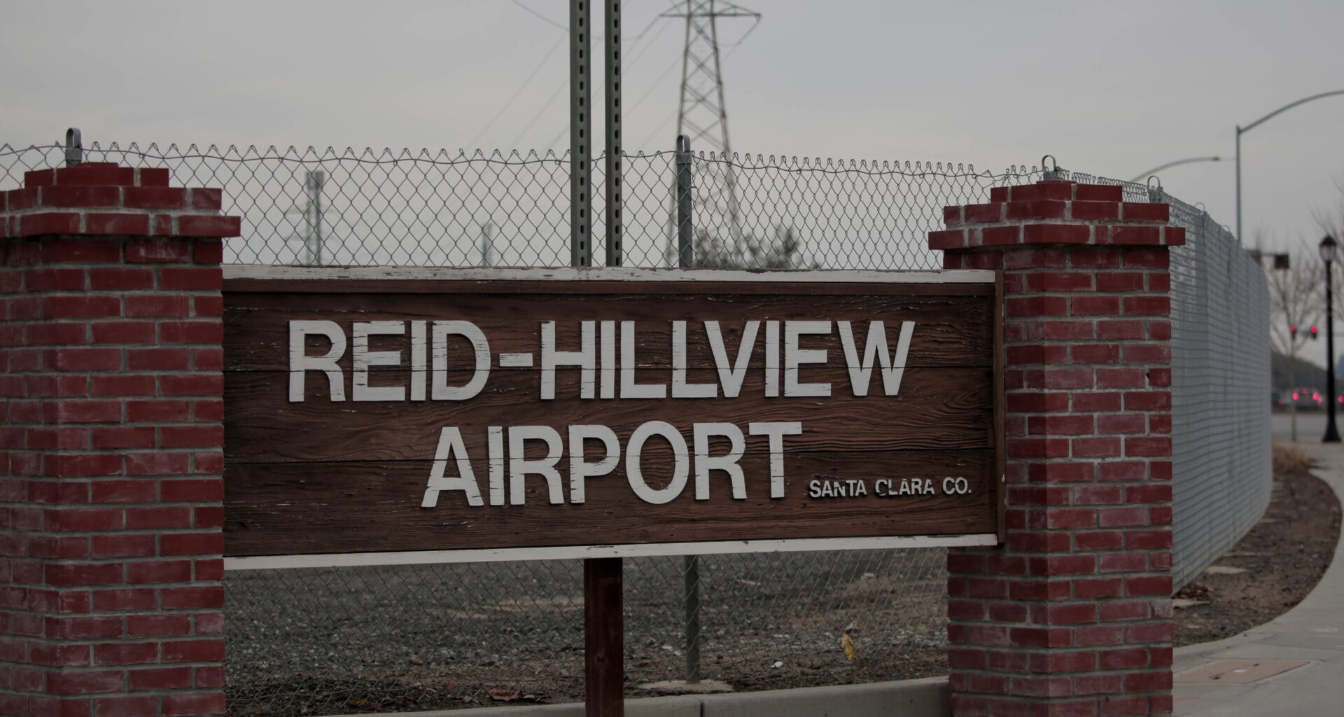 Small plane crash-lands at Reid-Hillview Airport
