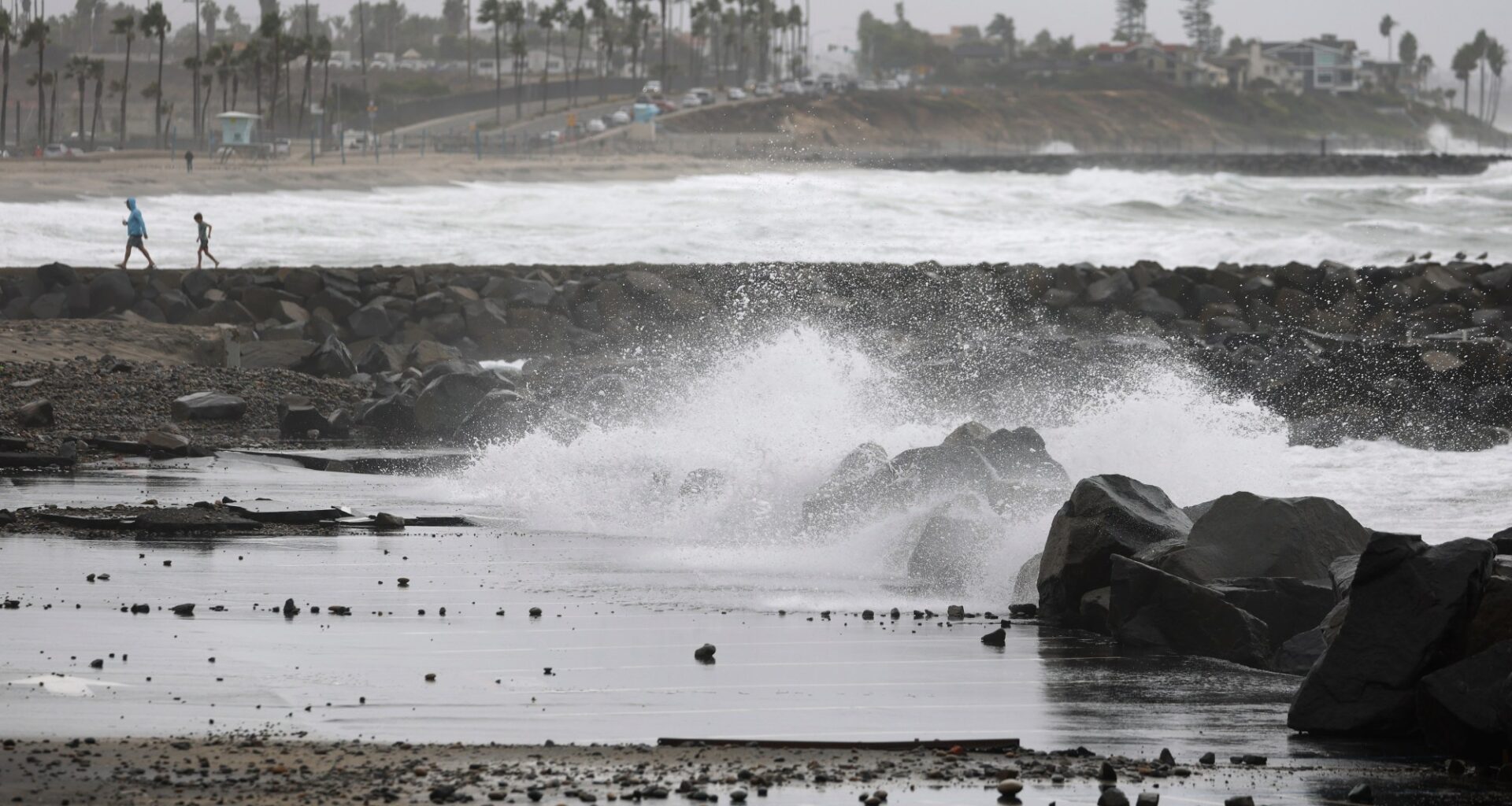 Big waves and high tides expected to batter San Diego coast another day as rain moves out – San Diego Union-Tribune