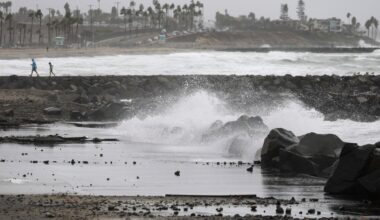 Big waves and high tides expected to batter San Diego coast another day as rain moves out – San Diego Union-Tribune