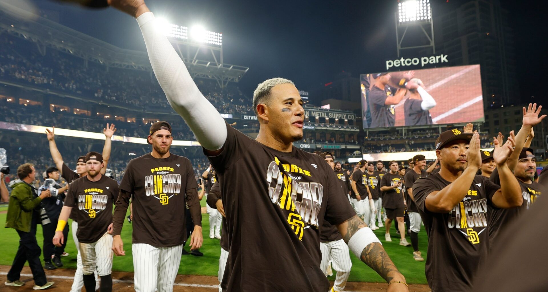 Padres pitch, slug way to NL Wild Card Series sweep over Cubs; Brewers next