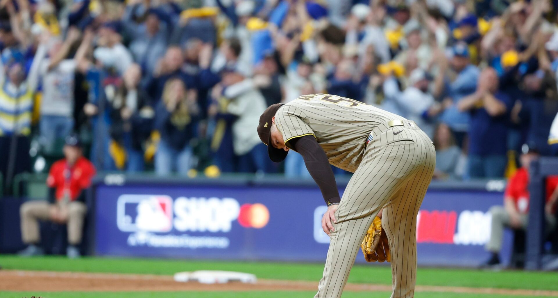 Brewers power way to victory over Padres in Game 1 of NLDS