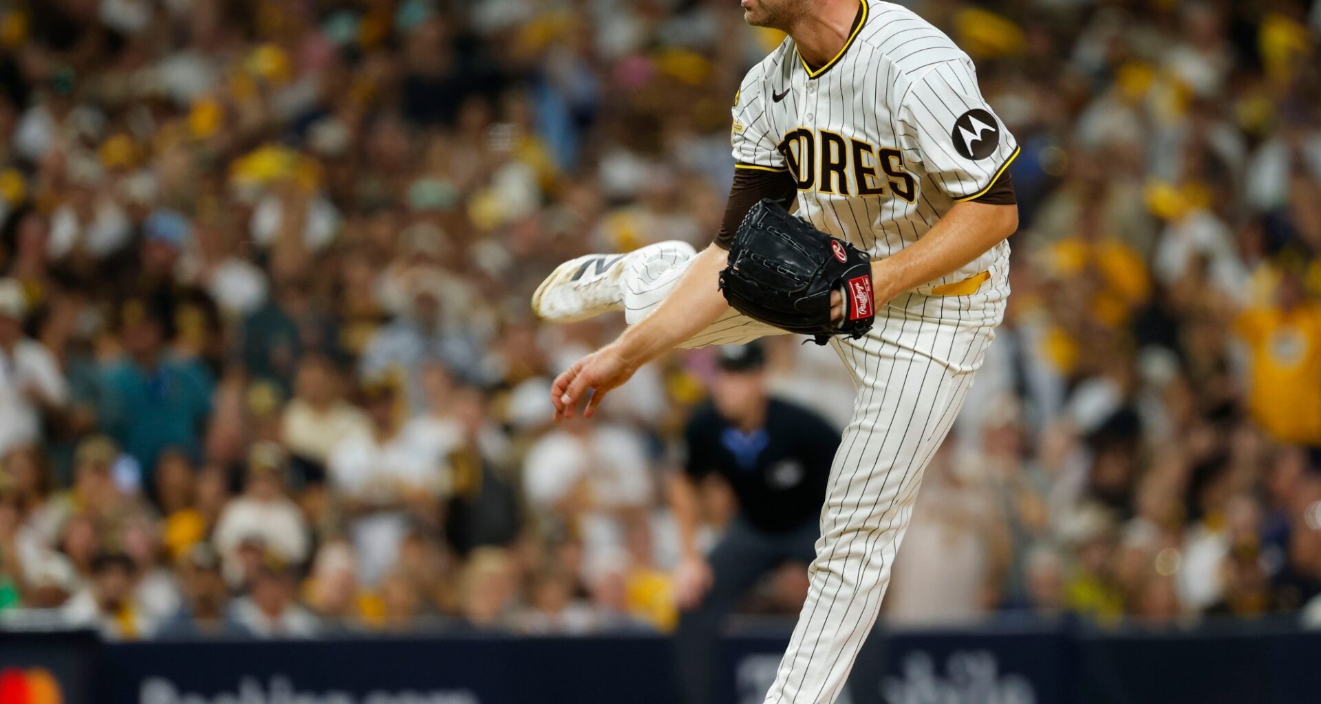 King-sized win: Padres use ace to close out Brewers, stave off elimination