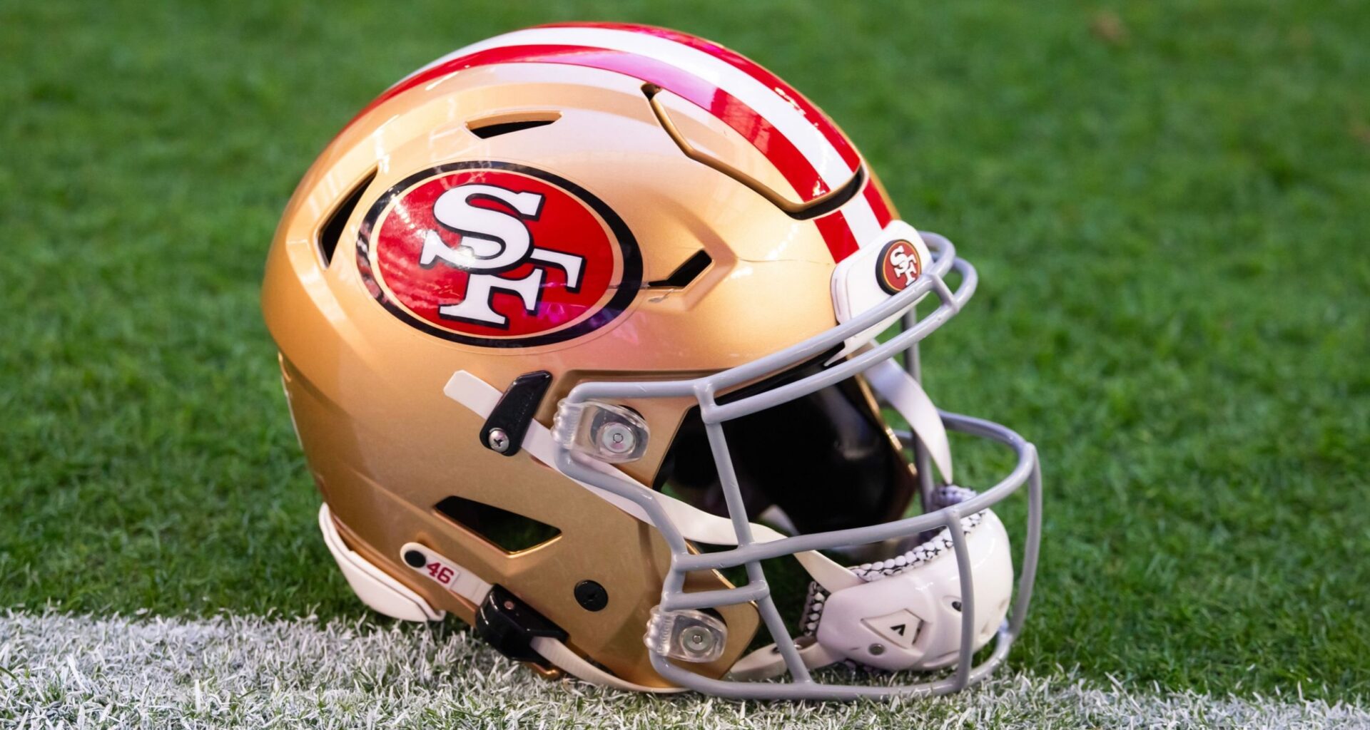 49ers reporter accused of hugging players in locker room