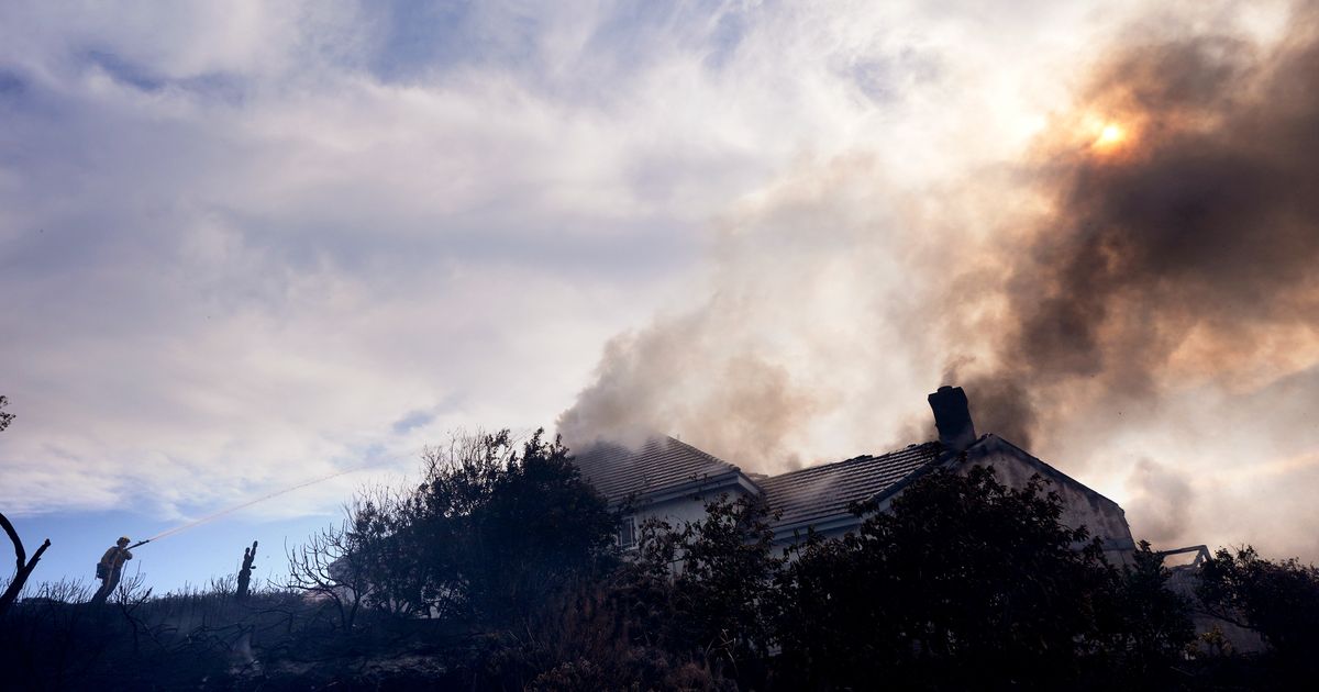 Fire crews battle Southern California blaze that burned 6 homes, led to the evacuation of 16,000 :: WRAL.com
