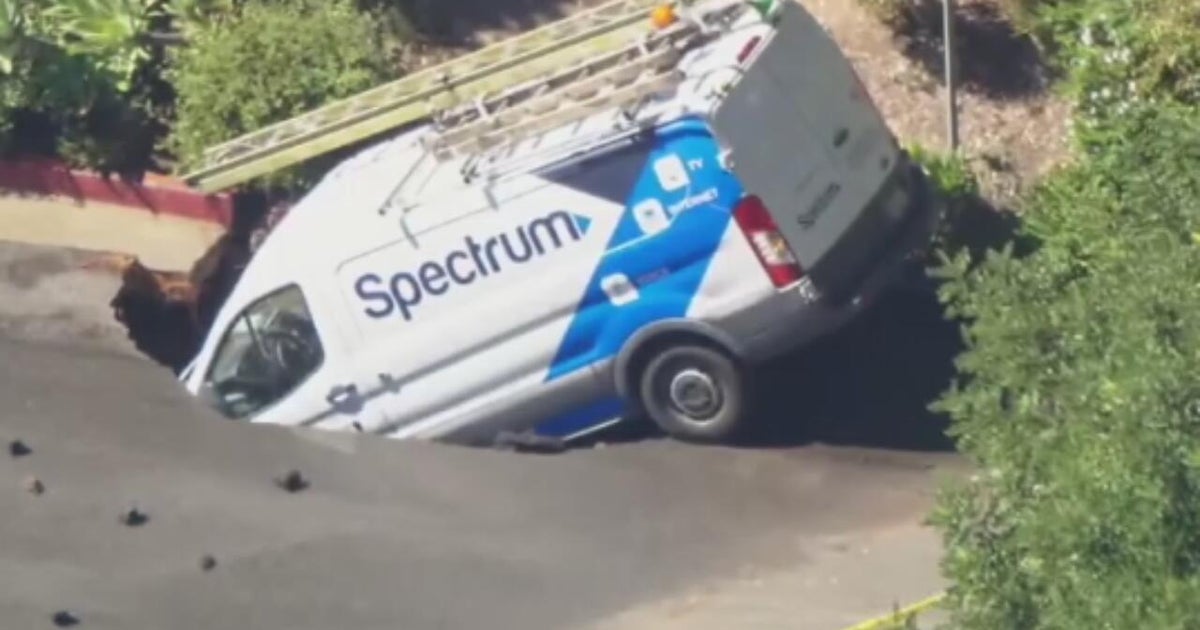 Video shows Hollywood sinkhole swallowing Spectrum van