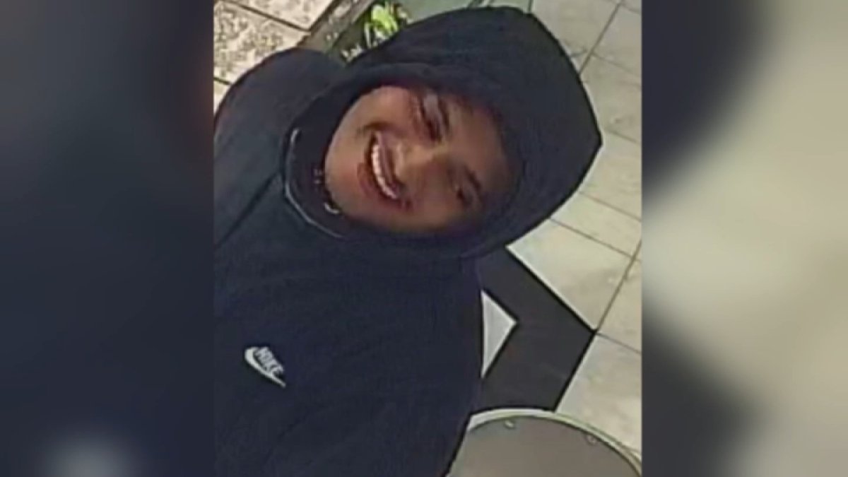 Man swipes $100k worth of chains from downtown LA jewelry store – NBC Los Angeles