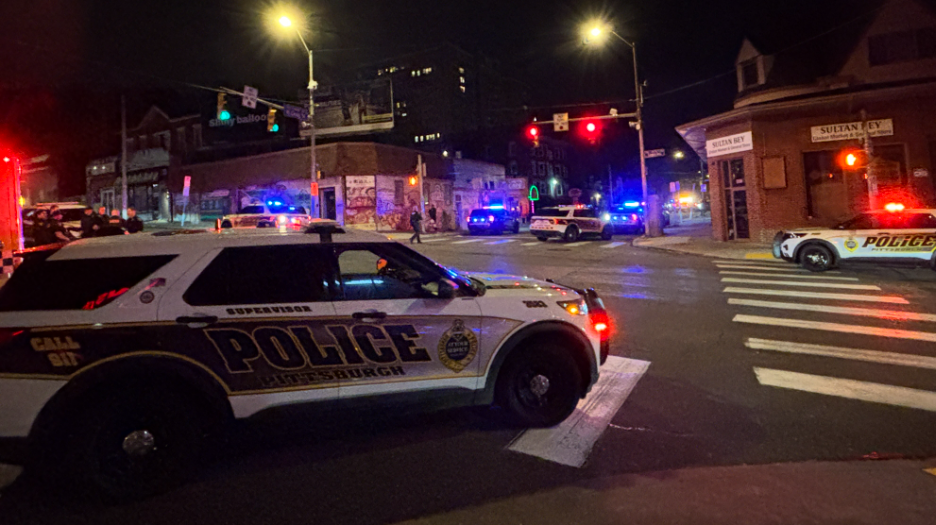 Police chase ends in Oakland, damaging cruiser and nearby business