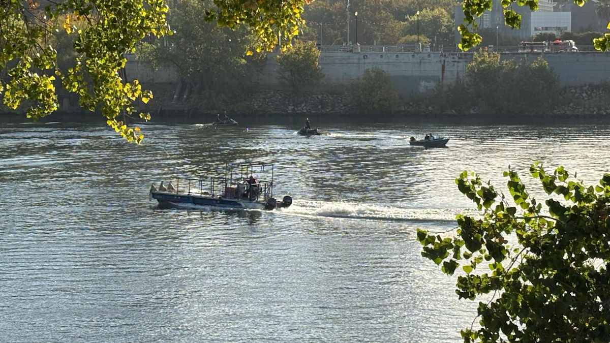 Suspect missing after entering the Sacramento River