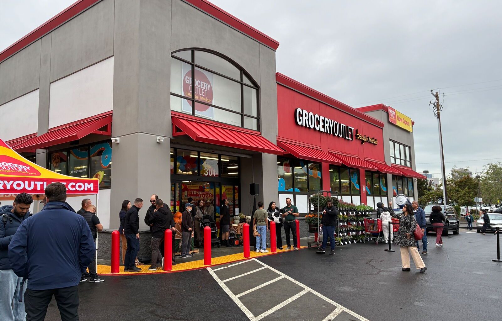 New Grocery Outlet opens in Oakland’s Eastlake neighborhood