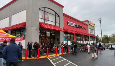 New Grocery Outlet opens in Oakland’s Eastlake neighborhood