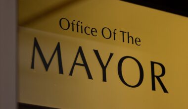 Who are the Oakland candidates challenging Mayor Barbara Lee? 