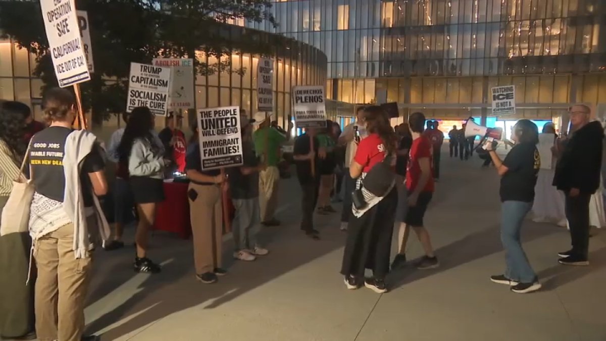 Protesters denounce ICE arrest of man in Long Beach – NBC Los Angeles
