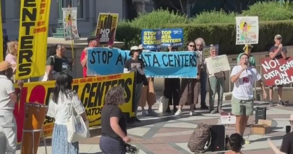 oakland-data-center-rally-100726.jpg
