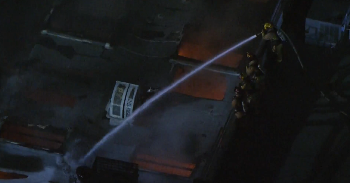 Fire burns through roof of downtown Los Angeles commercial building