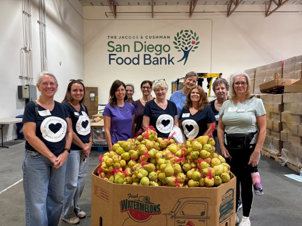 Woman's Club of Vista volunteers at food bank