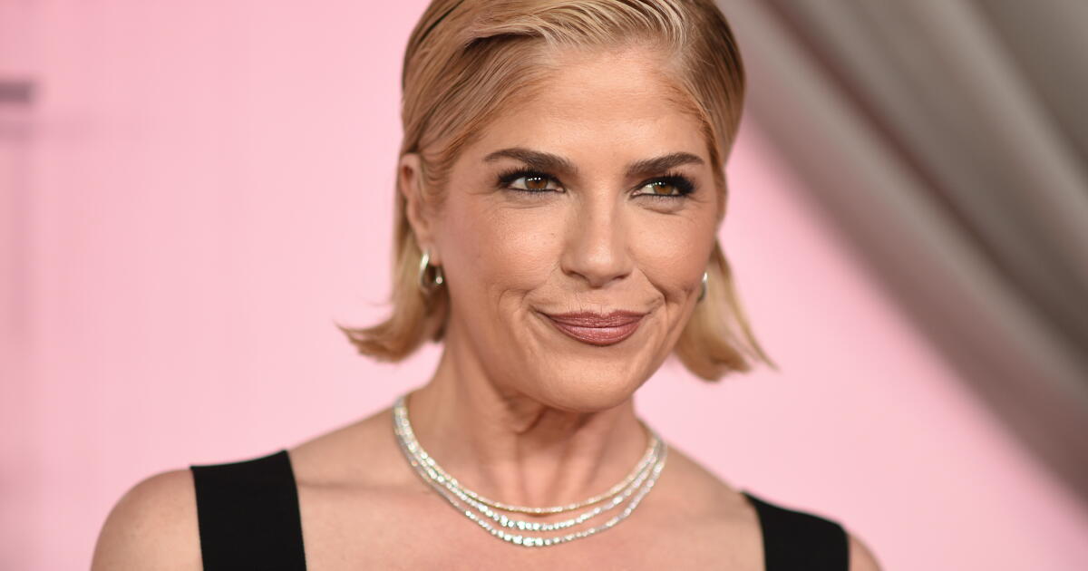 Selma Blair arrested, accused of injuring flight crew