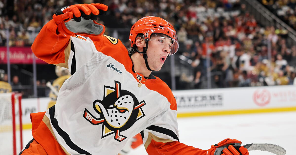 Anaheim Ducks fend off late surge by Vegas to win season opener