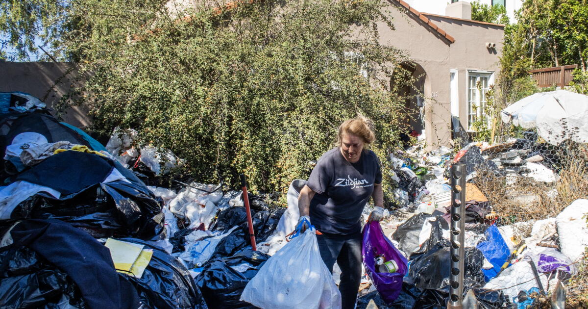 L.A.’s notorious ‘trash house’ is overflowing again